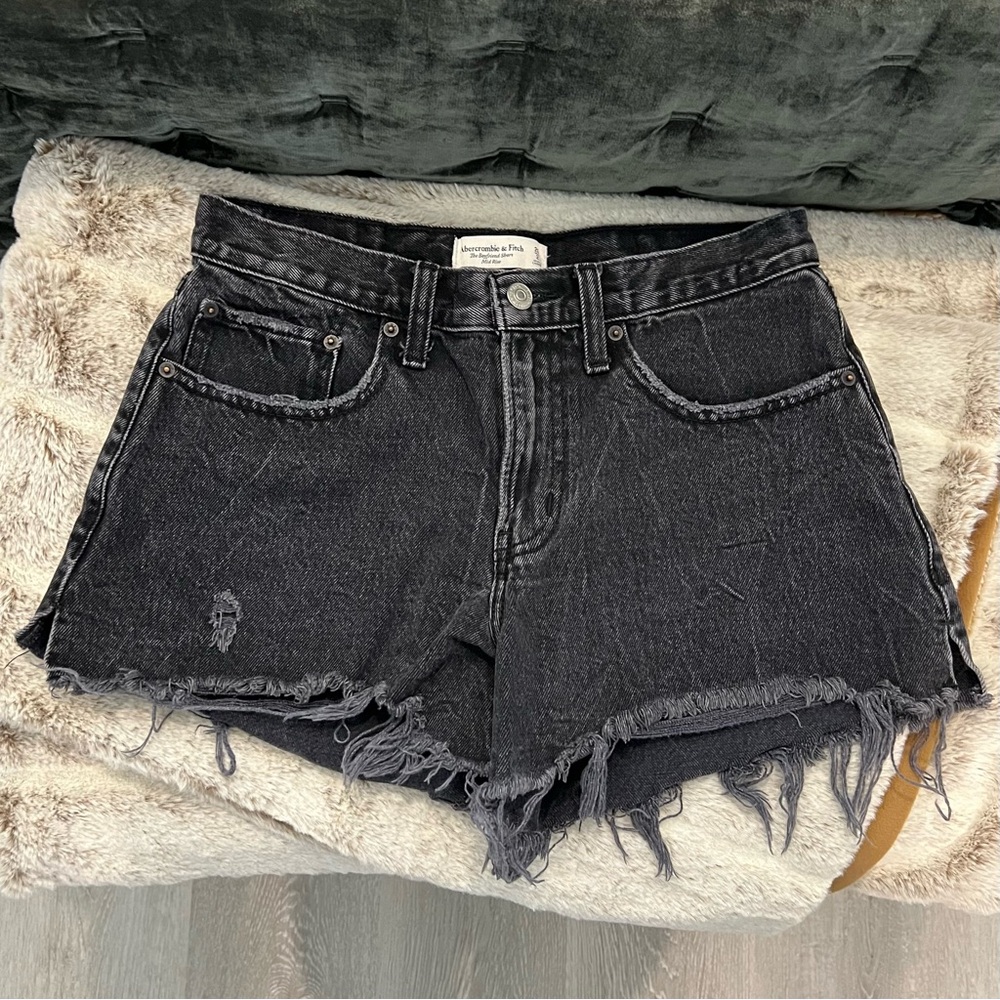 Abercrombie & Fitch Mid-Rise
Boyfriend Shorts